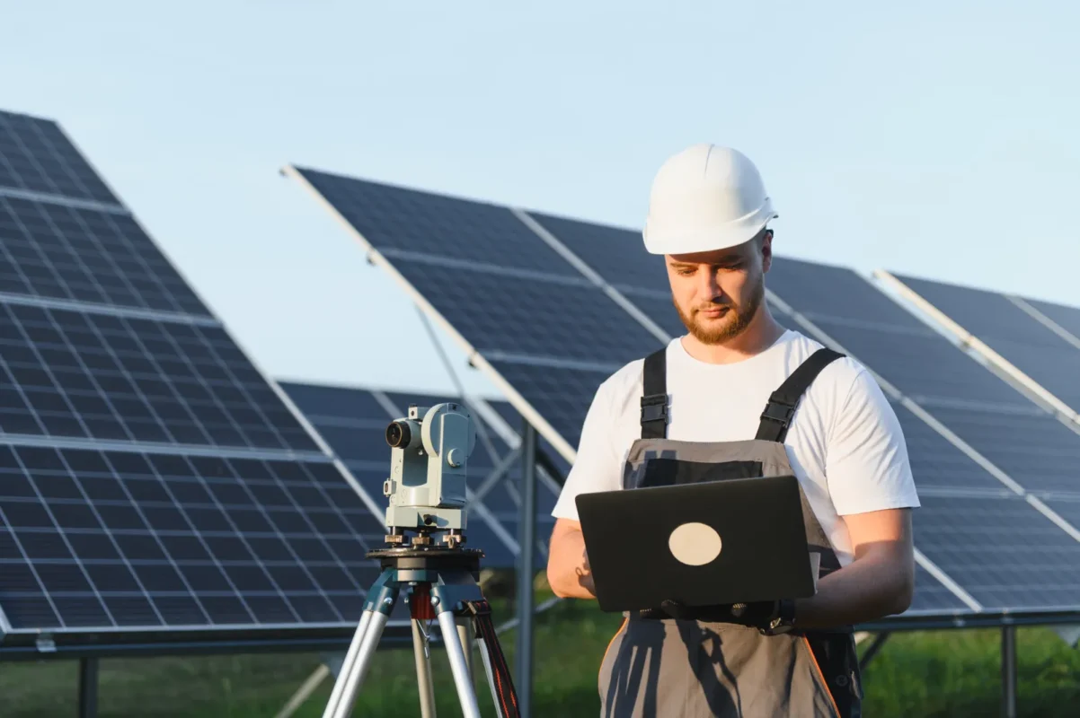 L'operatore progetta e collauda il revamping dell'impianto solare aziendale.