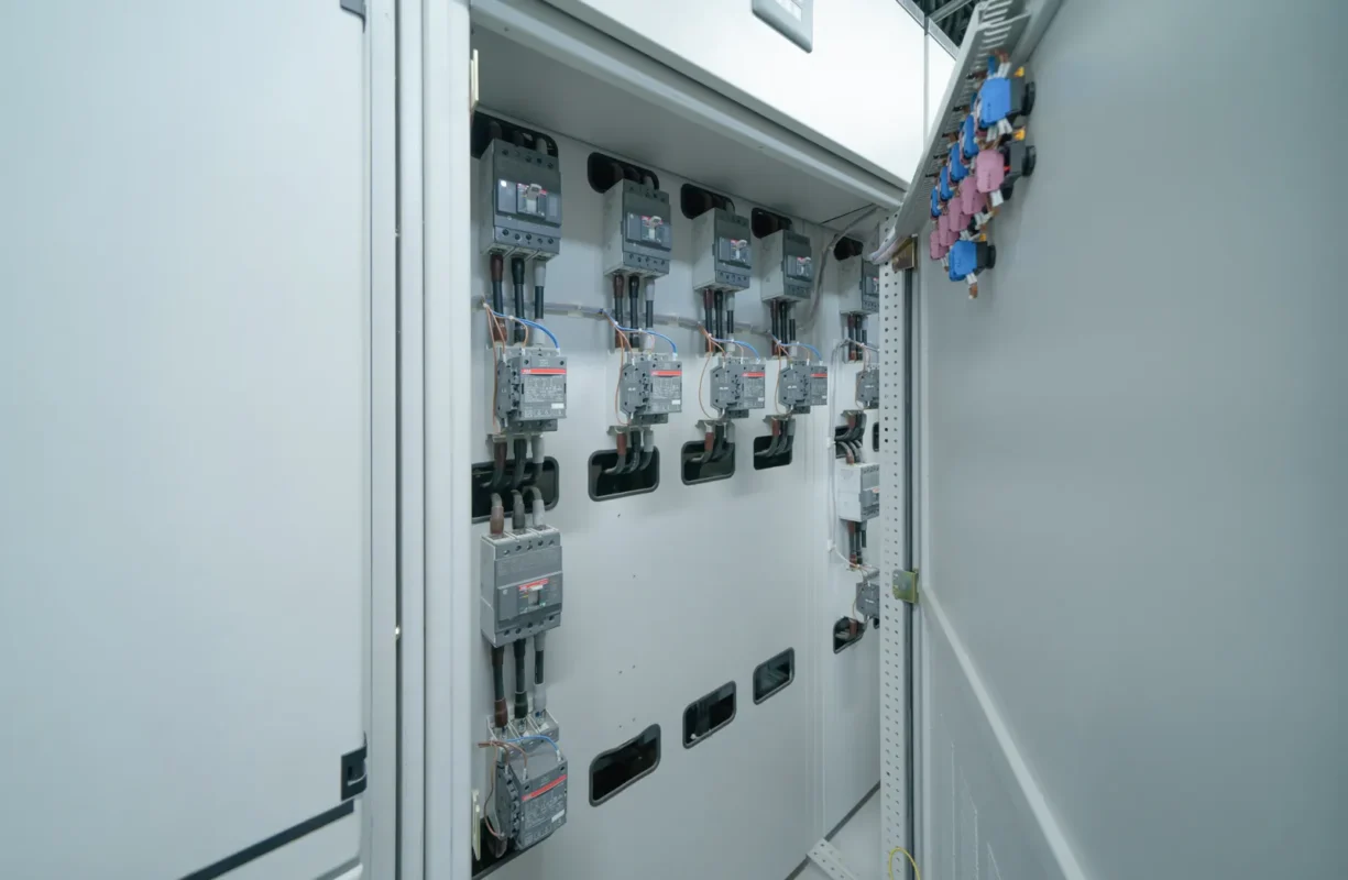 Il quadro elettrico viene aggiornato durante il revamping dell'impianto fotovoltaico.