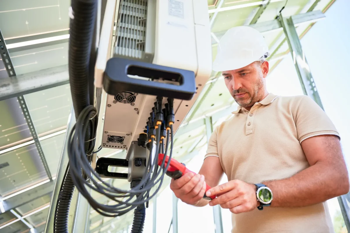 Tecnico misura parametri su inverter accumulo trifase all-in-one per installazione B2B