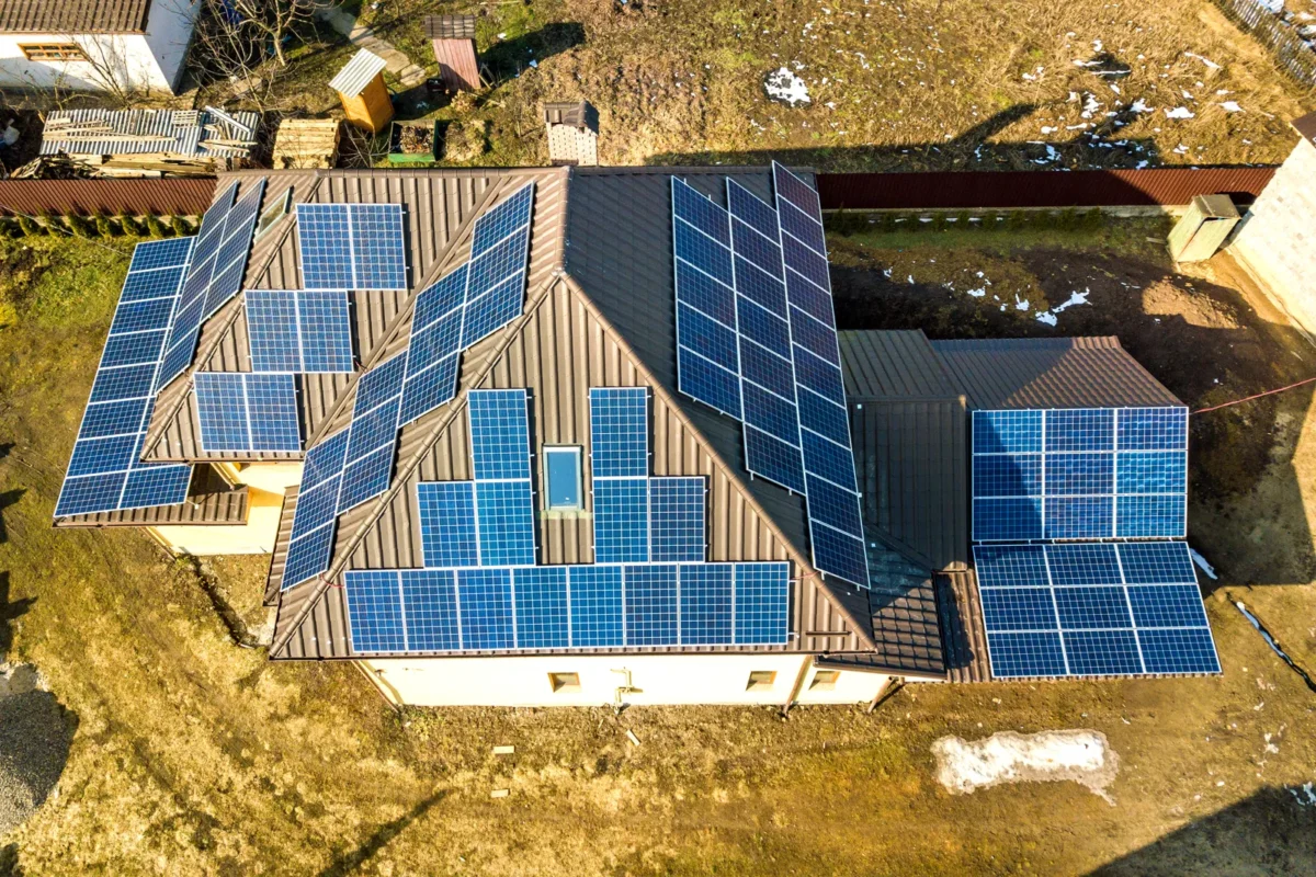 Vista aerea di una casa con pannelli fotovoltaici installati su tutto il tetto.