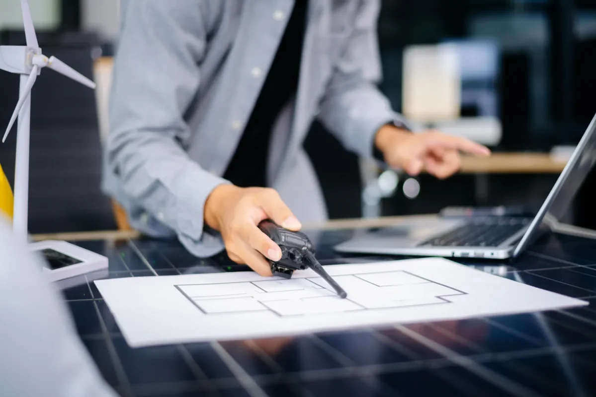 Progettazione di un impianto fotovoltaico con analisi di progetto e componenti tecnici.