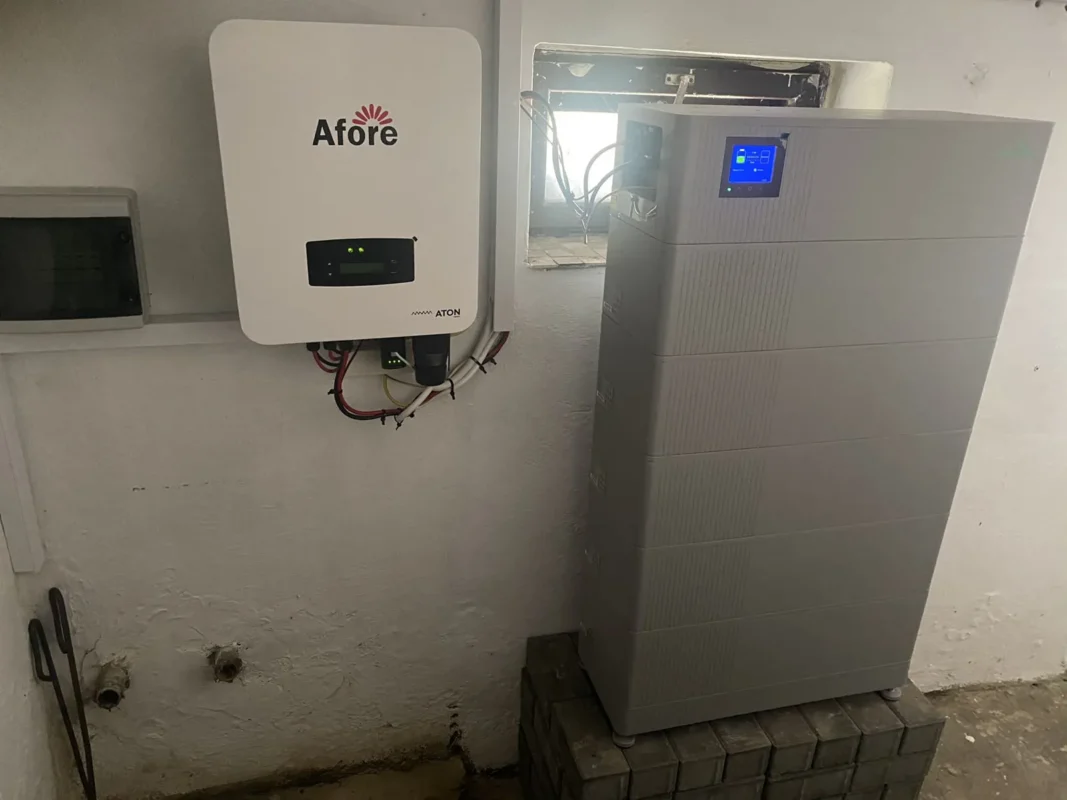 Sistema fotovoltaico domestico con inverter Afore e batteria di accumulo da 10 kWh.