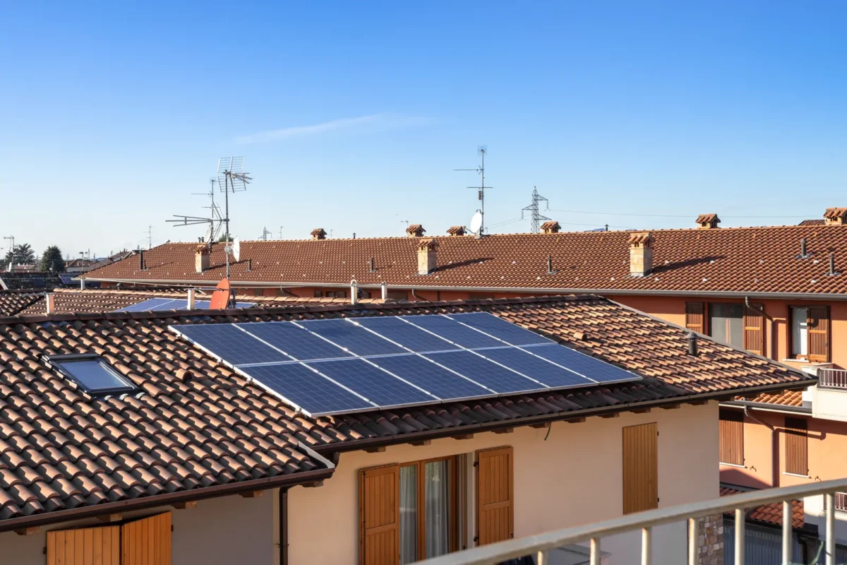 Pannelli fotovoltaici installati sul tetto di una casa, alimentati da un sistema con inverter ibrido.