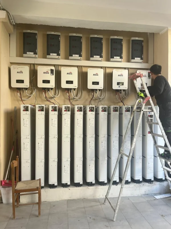 Installazione impianto fotovoltaico trifase con più inverter Afore e batterie verticali