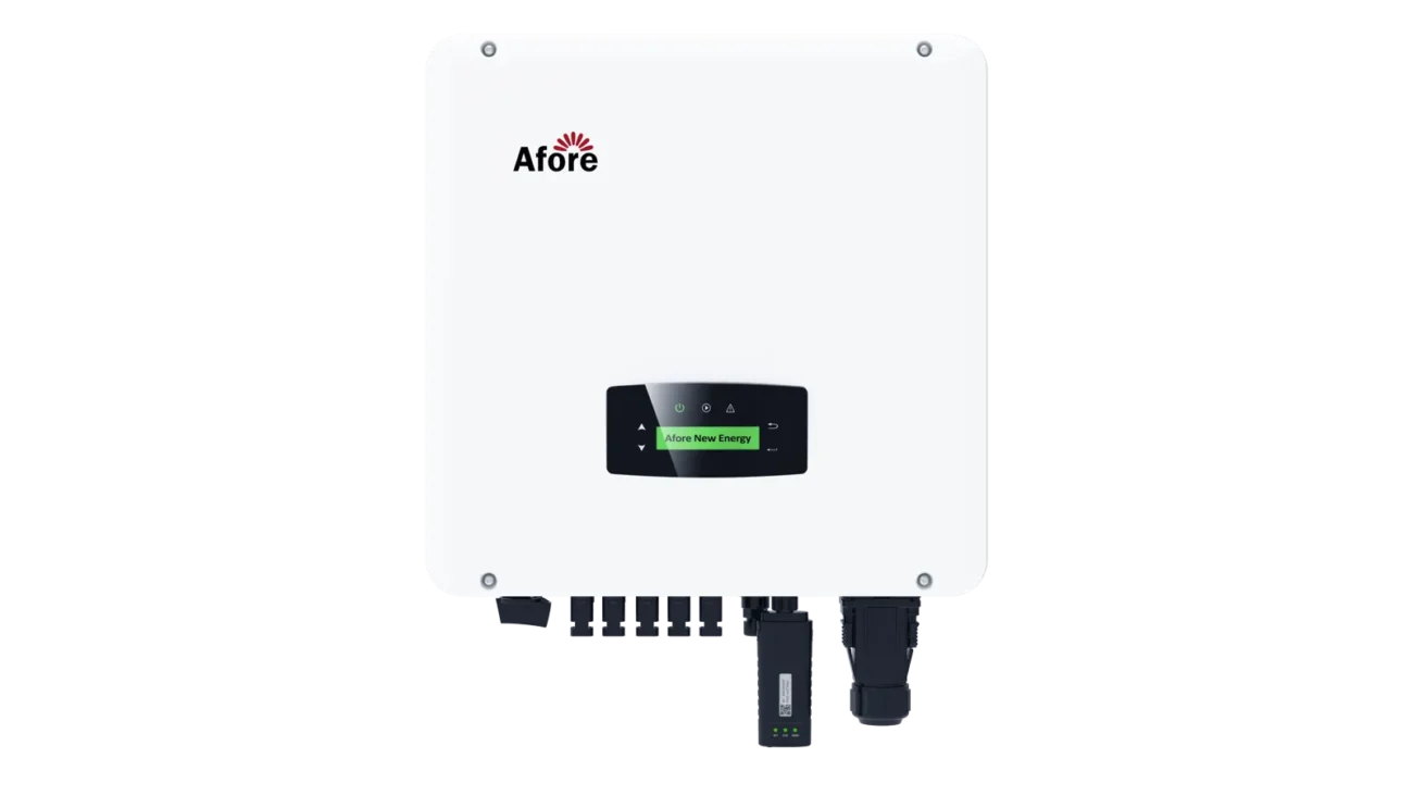 Primo piano di un inverter fotovoltaico monofase Afore, con display e connettori per moduli solari.