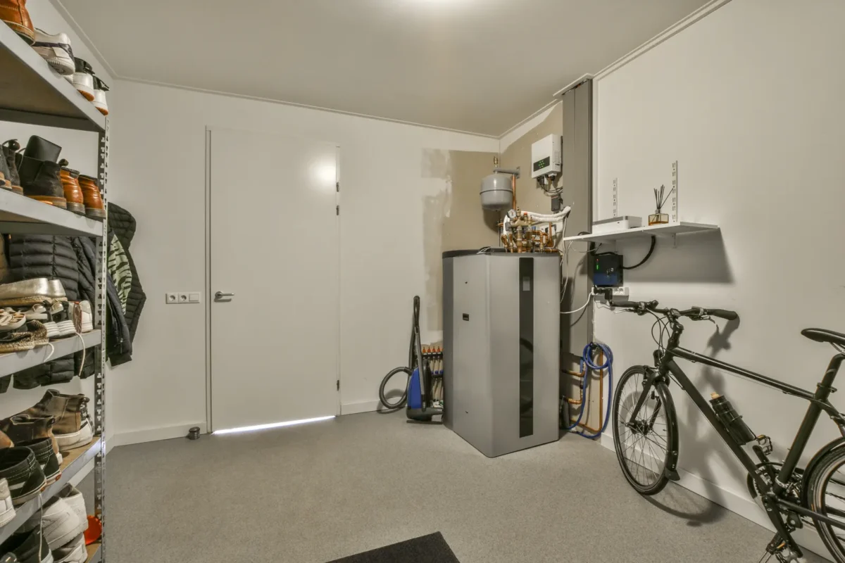 Spazio domestico con inverter ibrido e sistema di accumulo per l'energia solare.
