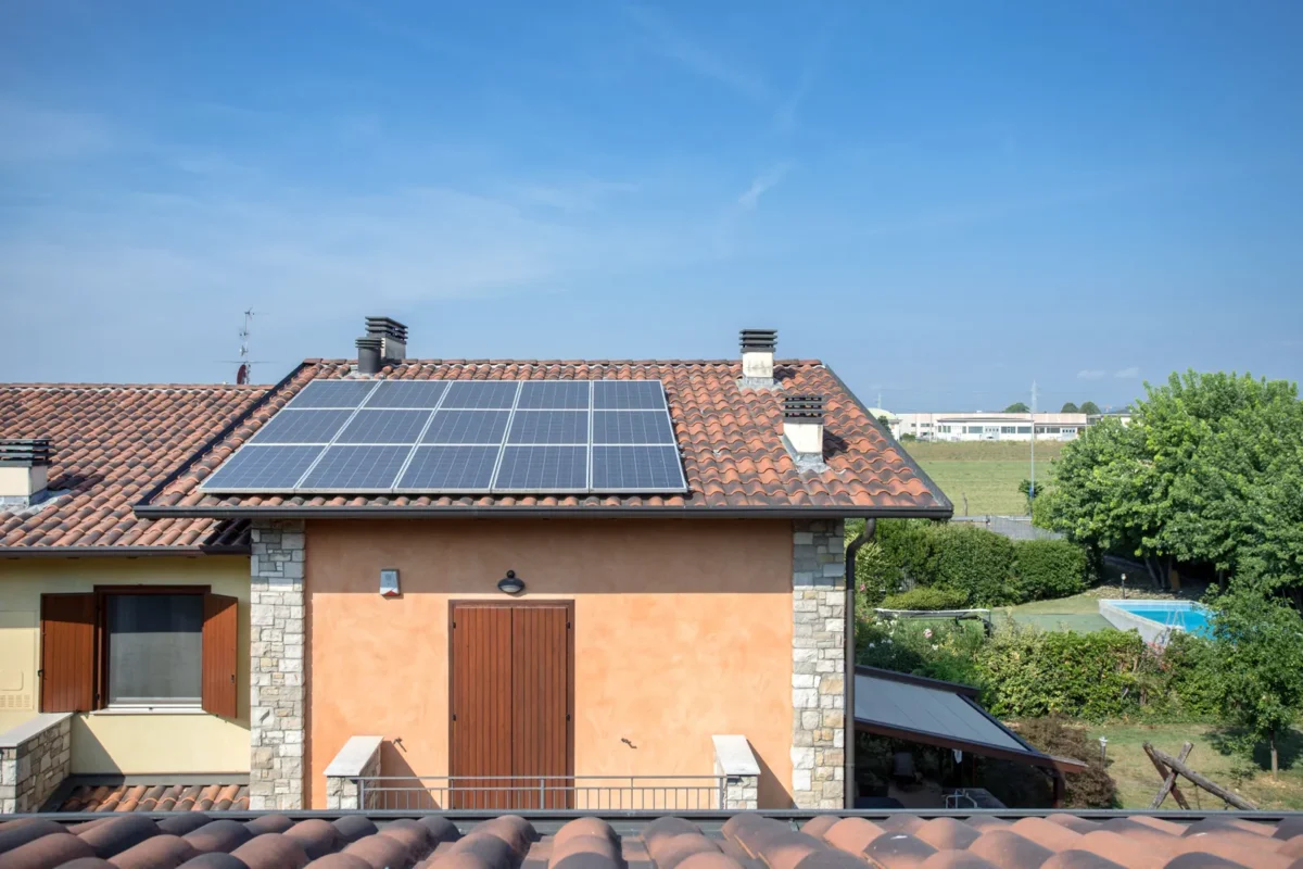 I pannelli fotovoltaici di un impianto residenziale sfruttano un inverter trifase.