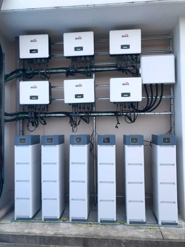 Installazione di inverter e batterie di accumulo per un impianto fotovoltaico industriale.