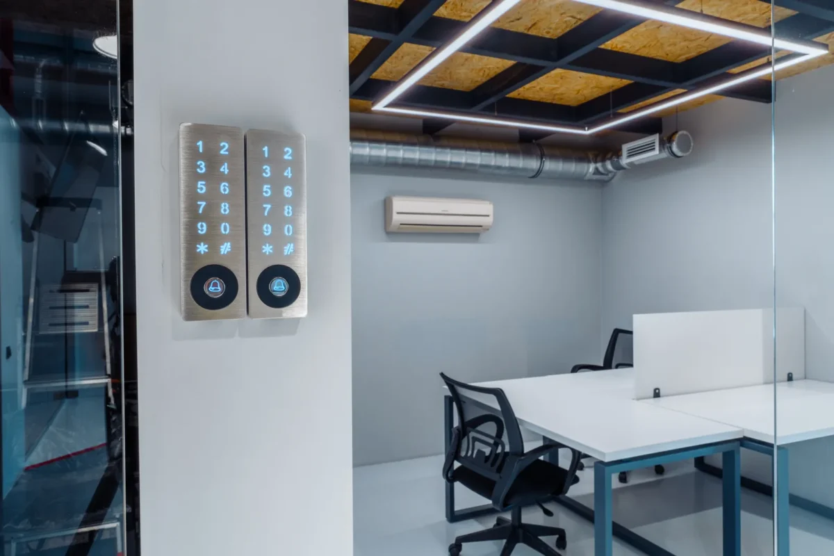 Ufficio moderno con climatizzatore e illuminazione, che può essere alimentato da backup solare.