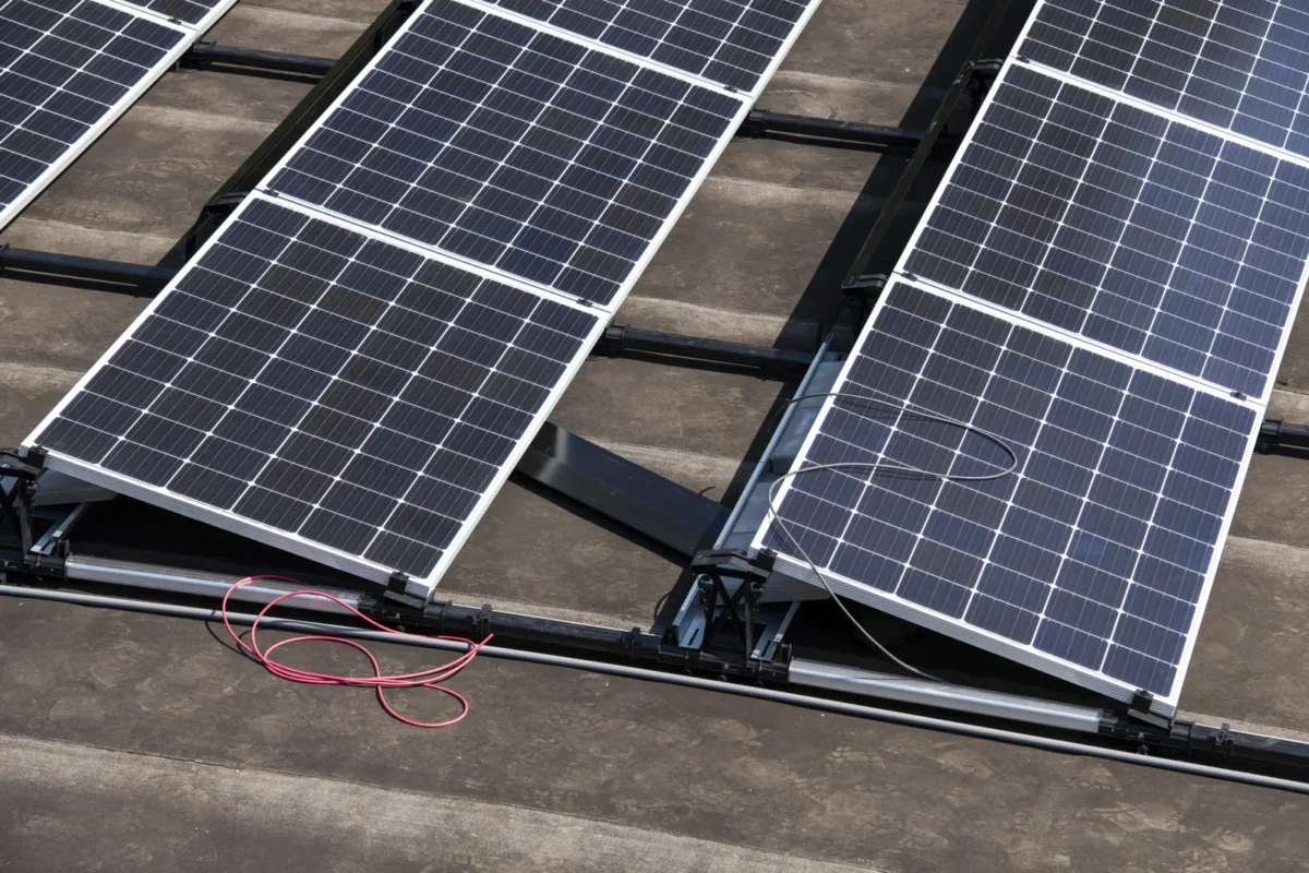 Impianto fotovoltaico sul tetto con stringhe solari e cavi DC per il controllo dell’isolamento elettrico.