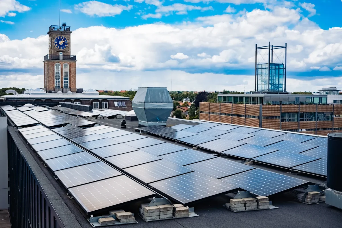 Impianto fotovoltaico installato sul tetto di un edificio commerciale, esempio di investimento per ridurre i tempi di rientro nel 2025–2026.
