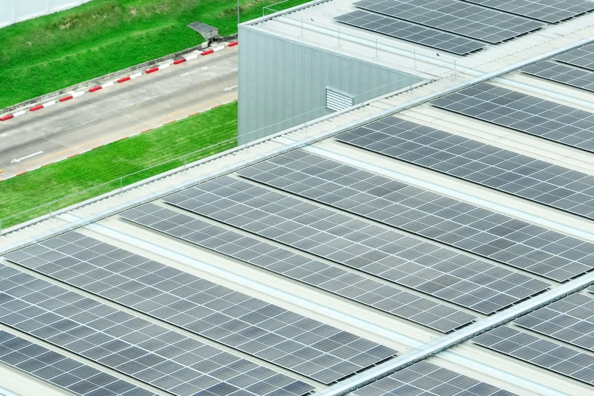Impianto fotovoltaico industriale installato sul tetto di un edificio produttivo per ridurre i costi energetici e accelerare il tempo di rientro dell'investimento.