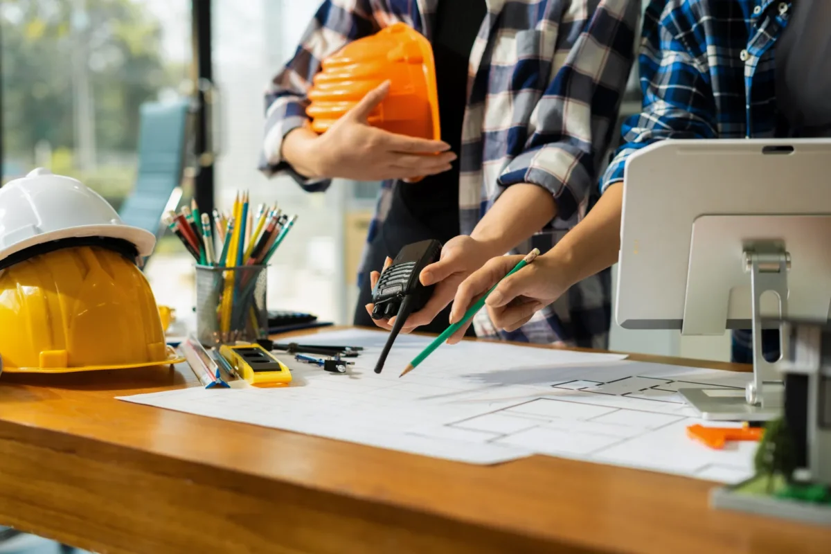 Professionals discuss affordable hybrid inverter designs for wholesale supply.
